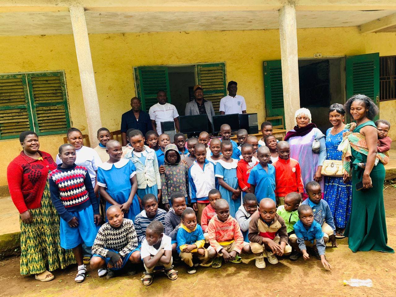 Group photo of pupils, teachers and the MAMFO team